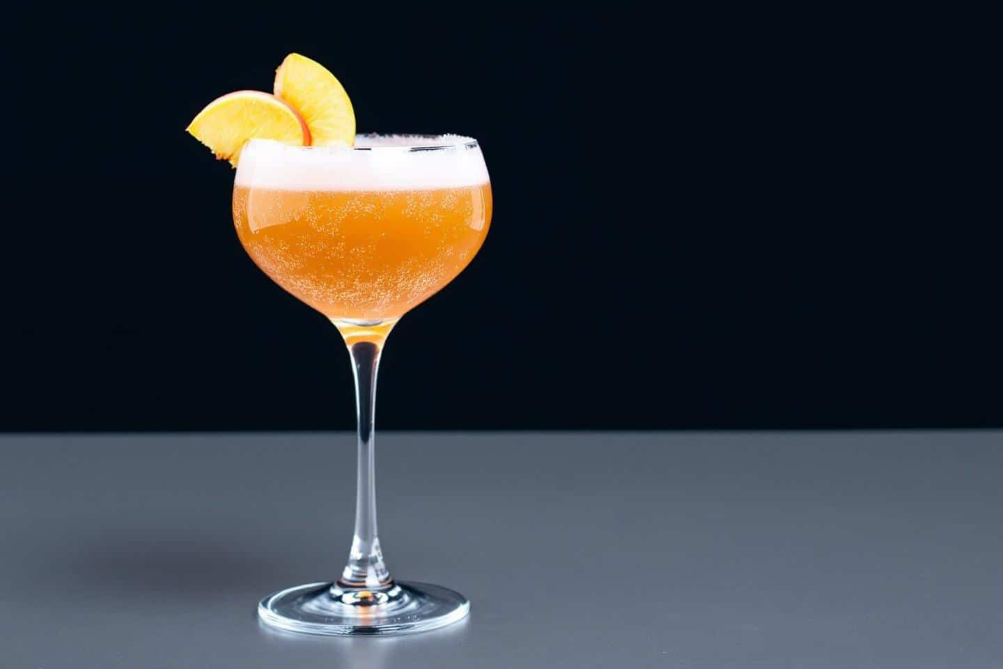 Un jour, un cocktail : Bellini Grand Soir, l’accord parfait entre pêche blanche et bulles pour illuminer vos fins d’année