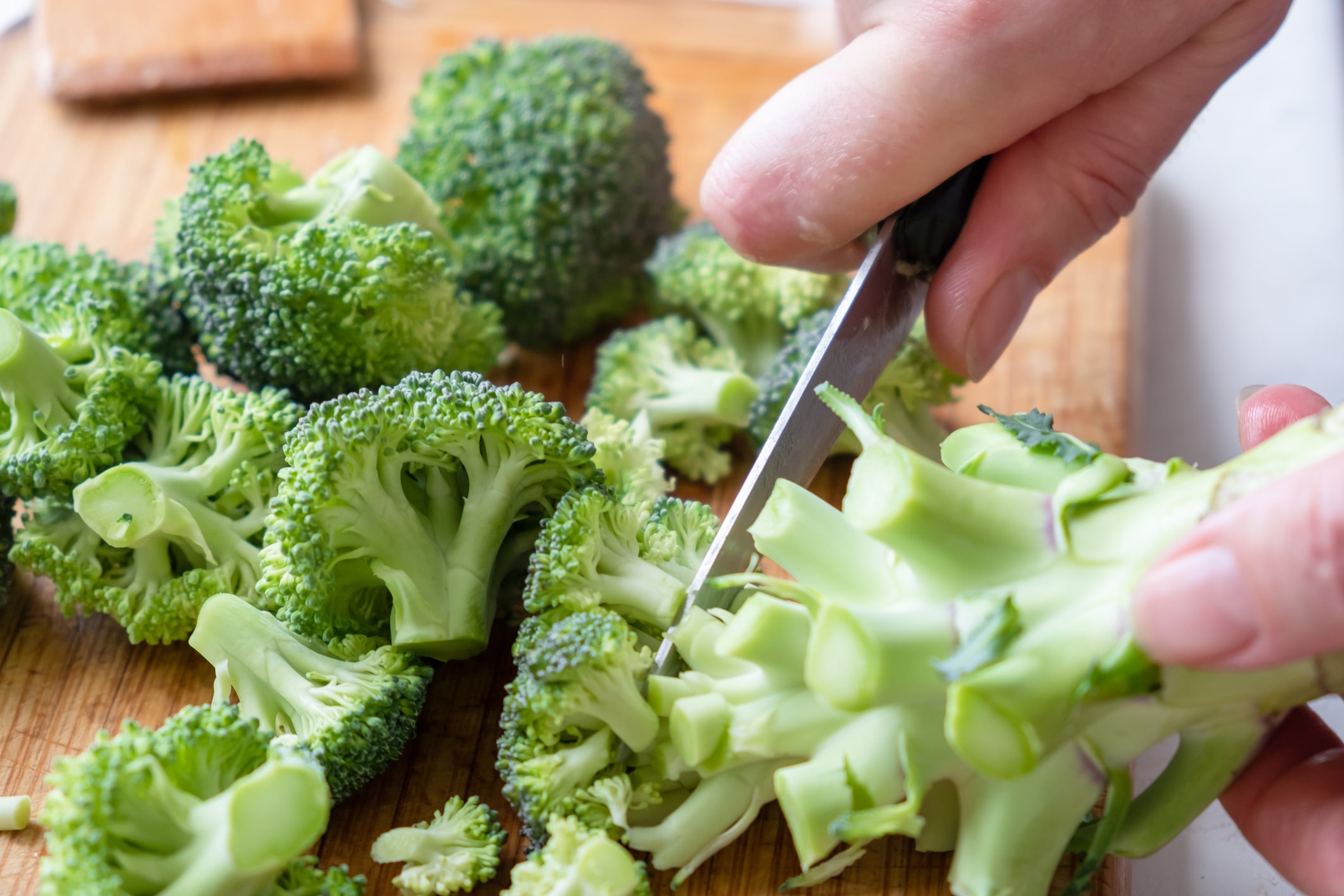 Cinq idées malignes pour sublimer les queues de brocolis sans jamais s'en lasser