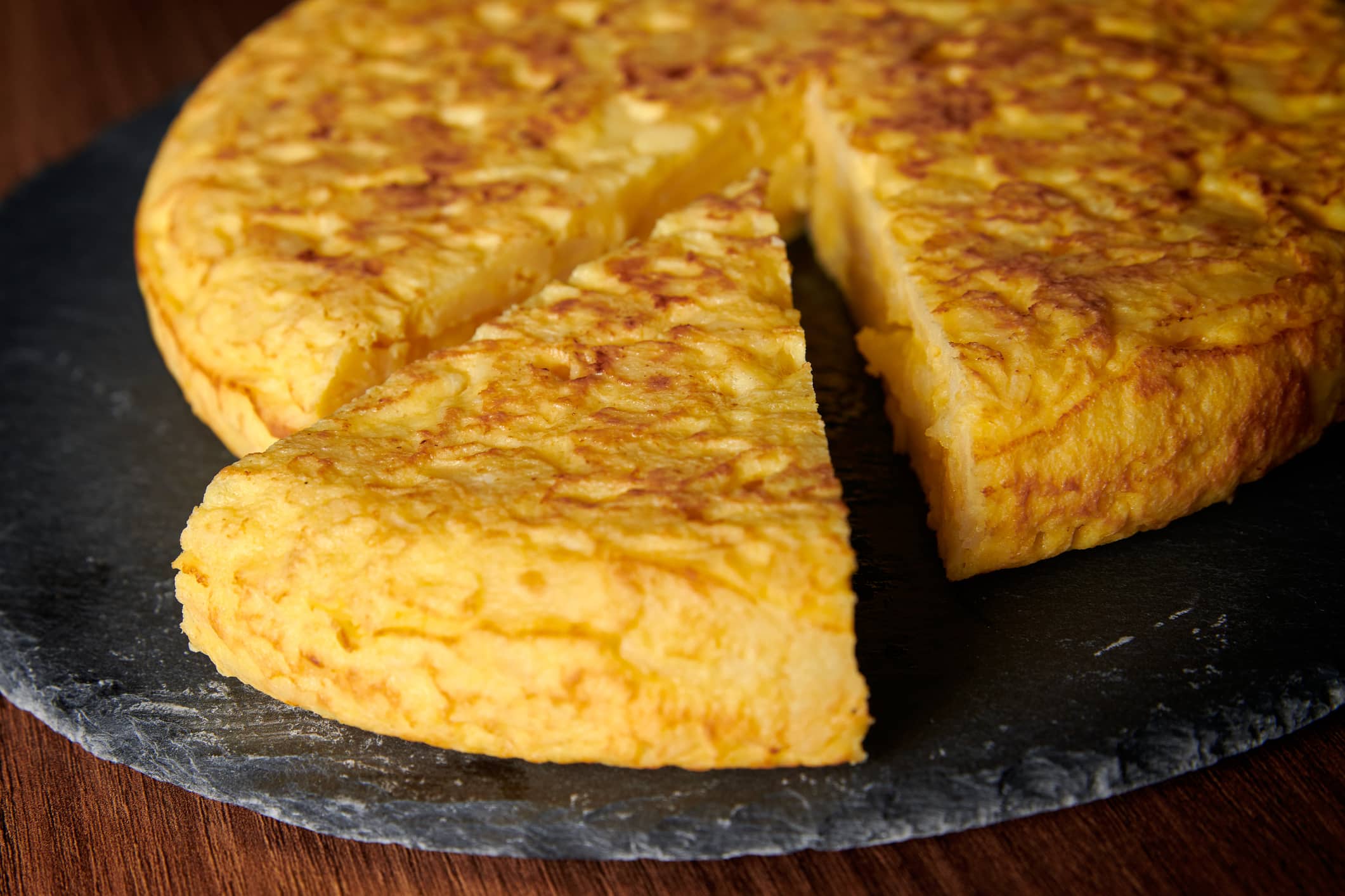 J’ai improvisé cette tortilla fondante pommes de terre-oignon : 3 ingrédients, 20 minutes et tout le monde s’est resservi