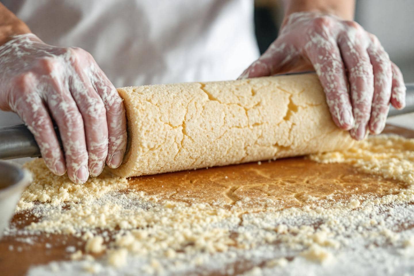 N’accusez plus votre génoise ! Si vos bûches de Noël se fissurent au roulage, c’est à cause de ce petit détail